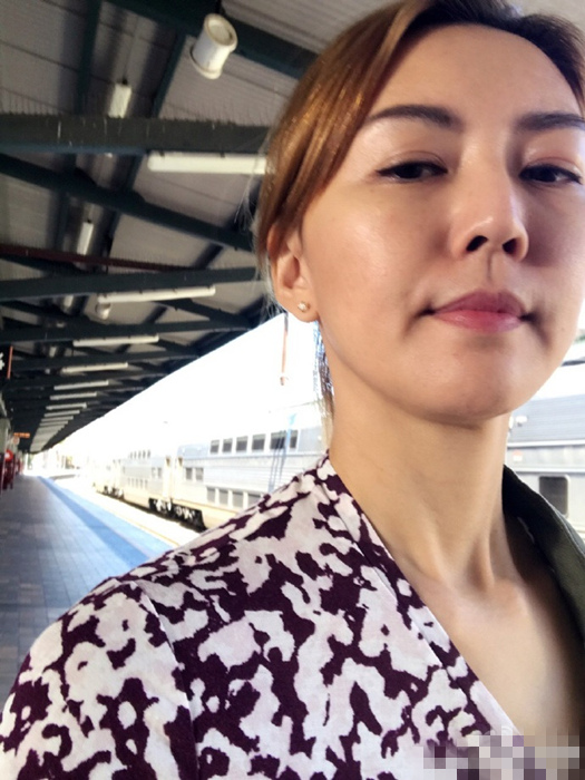 孙燕姿全家出游 一家人像复制粘贴！