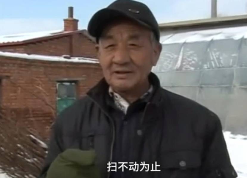 雪天车祸丧子后 他义务铲雪17年(图文)_广州频