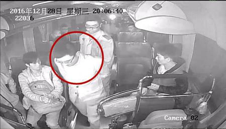 广州：女乘客被污秽液体惊醒 后座男子脸色发青
