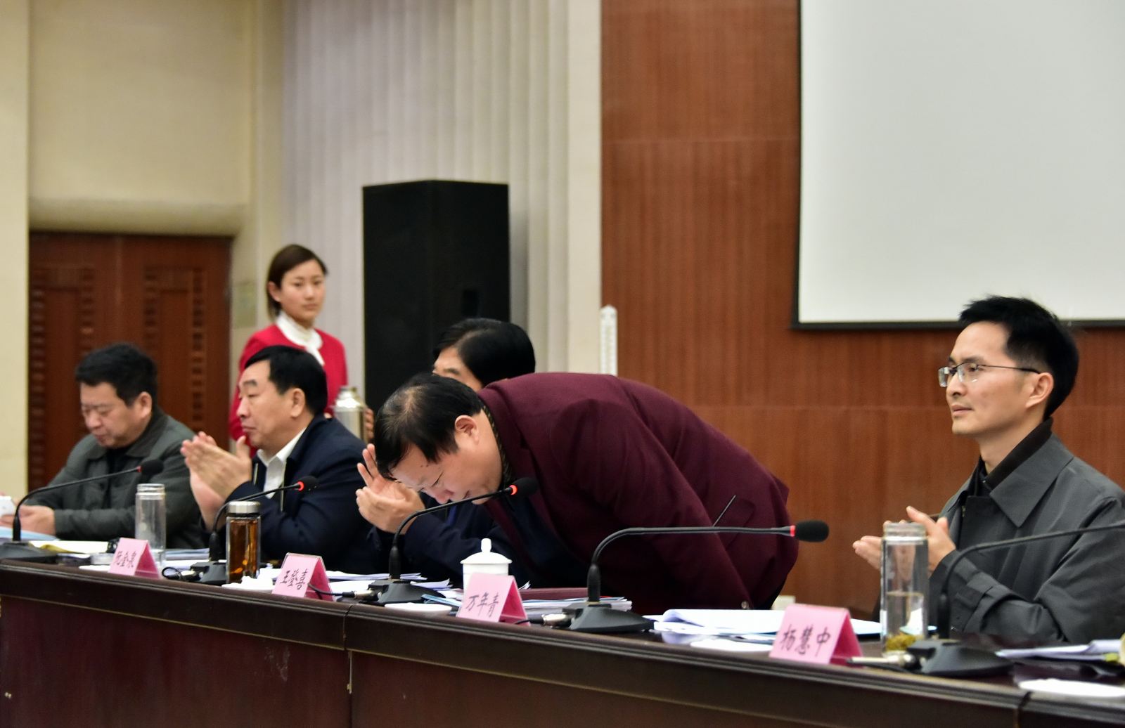 河南新乡市长给环保人员鞠躬：不想被骂一辈子