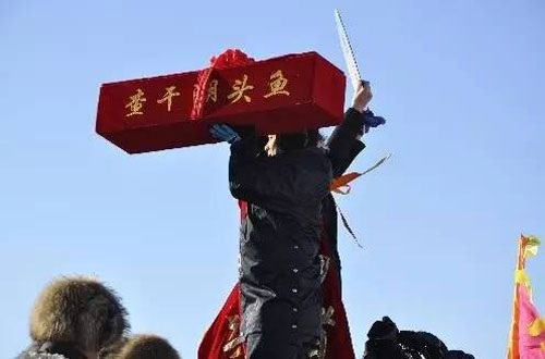 查干湖冬捕“头鱼”拍出85万元 重50余斤 (组图)