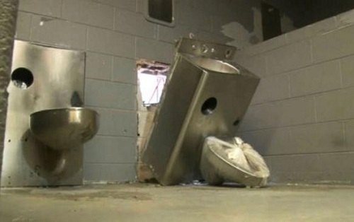 现实版“肖申克的救赎”：美囚犯拆马桶穿墙越狱