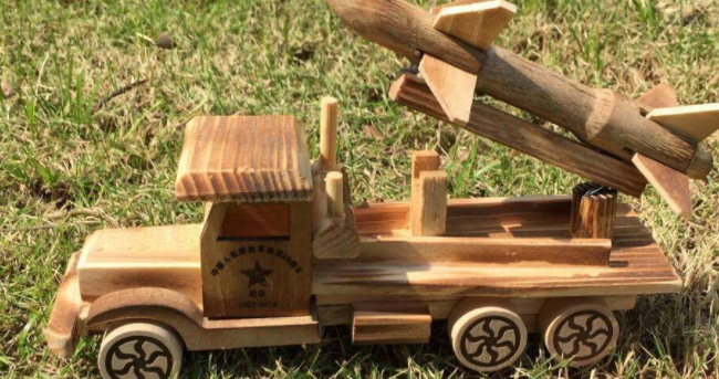 
老人用木头竹块造出汽车，成本仅两千


