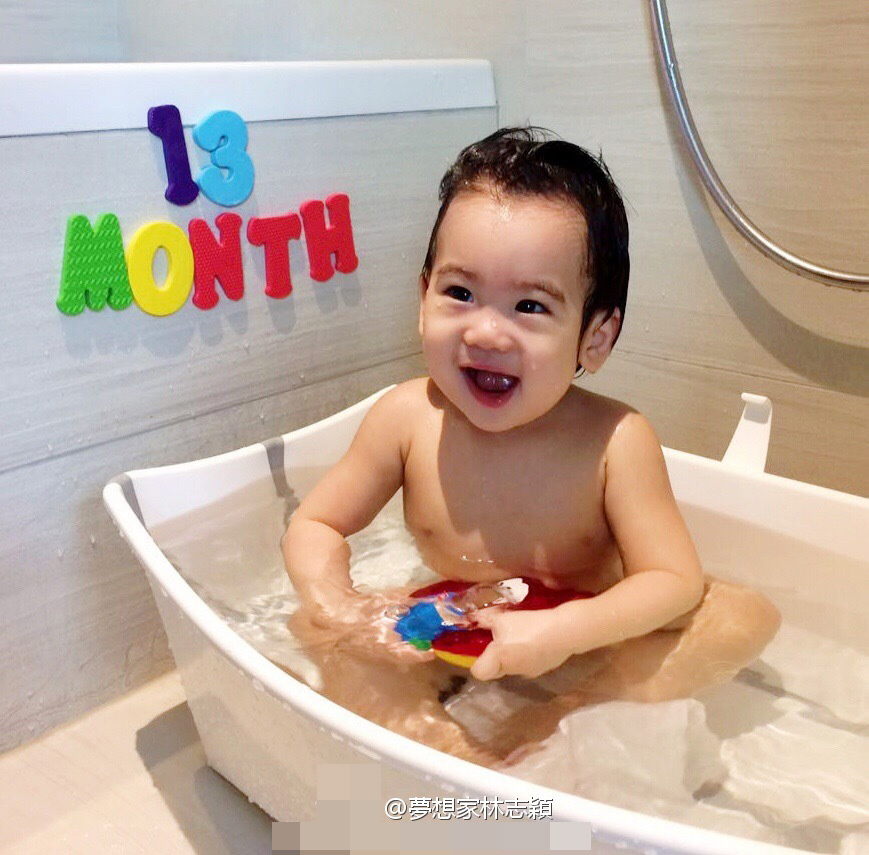 林志颖双胞胎儿子13个月啦！坐浴盆内洗澡超可爱(图)