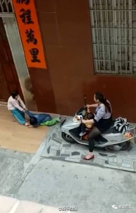 广东女子骑摩托故意“碾压”幼童双腿？ 警方回应