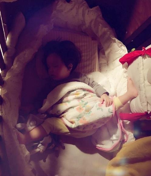 欧弟女儿“练武睡姿”超狂！平躺开一字马横跨婴儿床