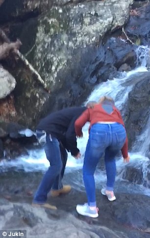 他在瀑布前向女友求婚 十秒钟后戒指掉进了河里