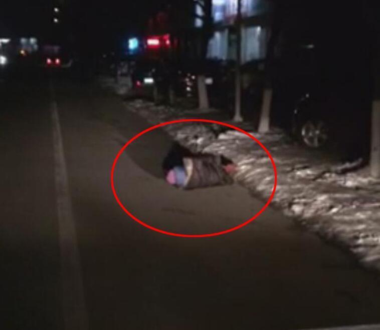 东北一小伙夜里救人怕被讹 全程手机录像(组图