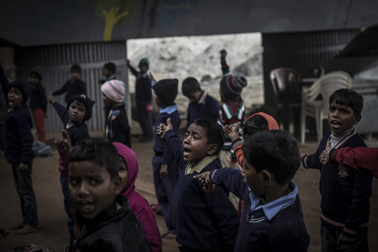 印度贫民区的桥下课堂 火车每天在孩子们头顶飞驰