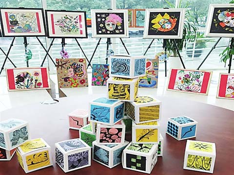 校园里办起美术作品展