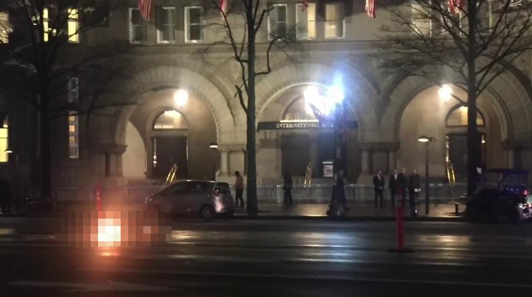 特朗普上任前夕 抗议者在特朗普国际酒店外自焚