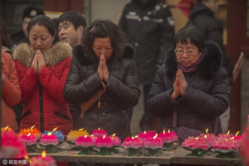 2017年1月28日,北京,市民在八大处烧香祈福.