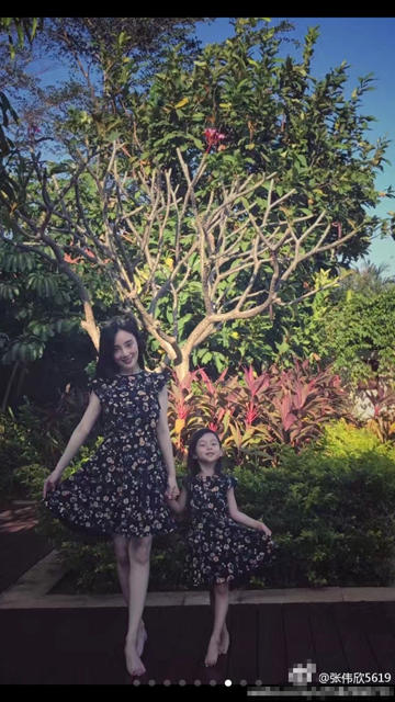 李小璐与女儿穿同款花裙 小甜馨越来越漂亮啦！