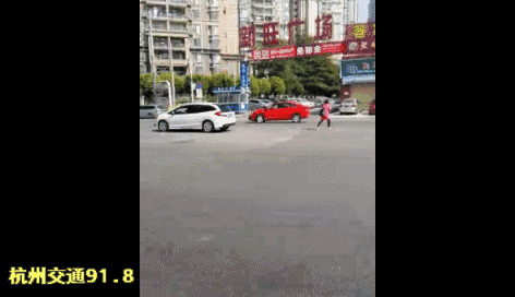 广东：男子街头玩漂移，警察开枪夹击