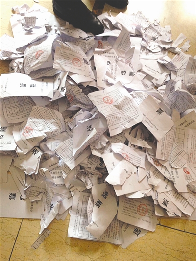 成都：业委会选举大会上 物管冲进场撕毁500张选票