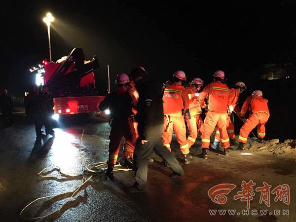 陕西安康一家6口乘面包车坠入汉江，致4死2伤