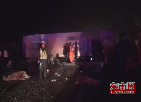 福银高速一客车翻车致2人死亡52人送医 司机被控制
