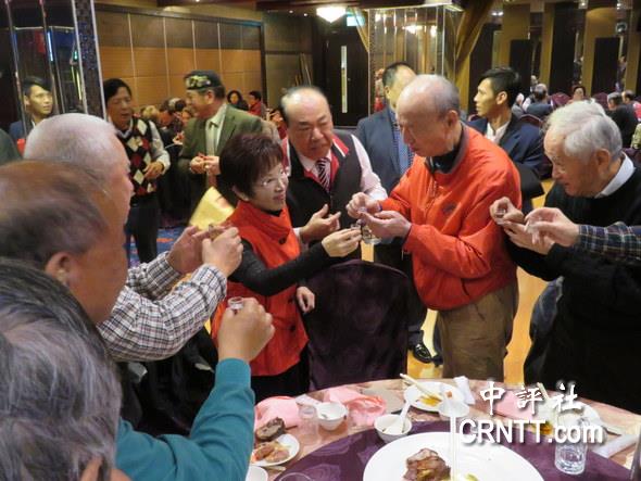 洪秀柱称“两岸未来目标都是统一” 退役将领鼓掌