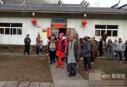 本命年！60岁的赵本山穿一身红赴九华山祈福