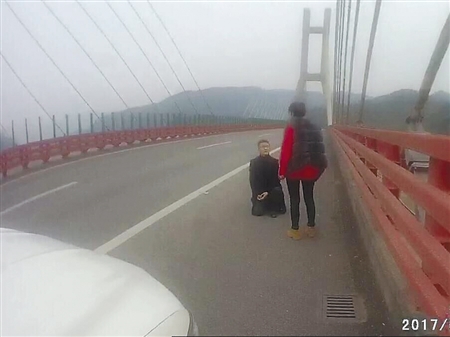 重庆：男子高速路跪地求婚 交警劝说后女友答应