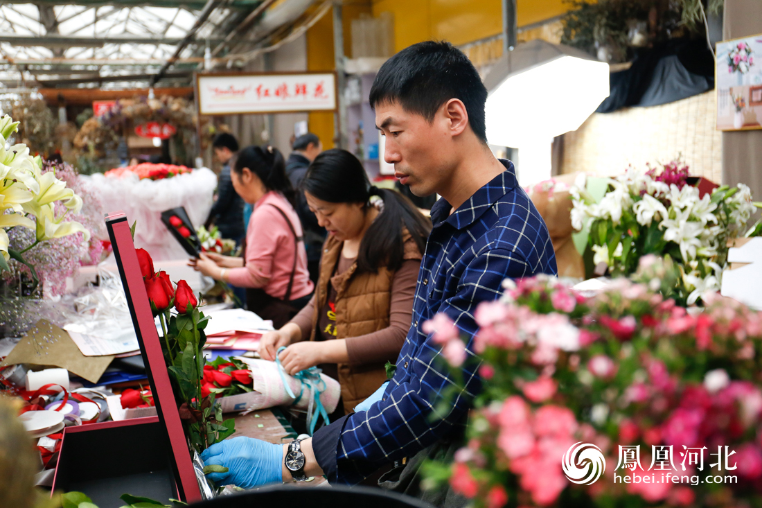 情人节石家庄花卉市场火爆 花店老板全家上阵