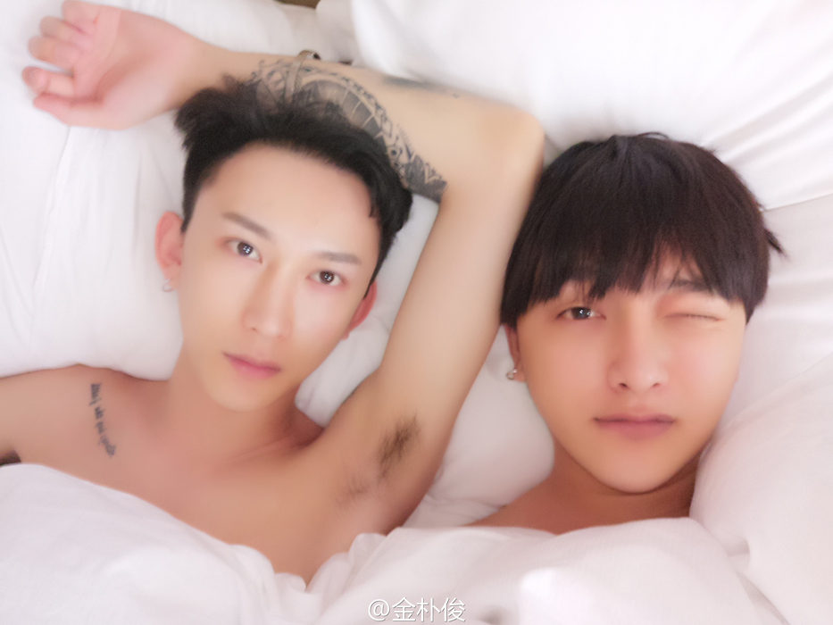 男男恋三年!金朴俊情人节晒与男友滚床单照_娱乐频道_凤凰网