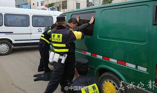 云南运钞车押运员枪指交警被拘5日