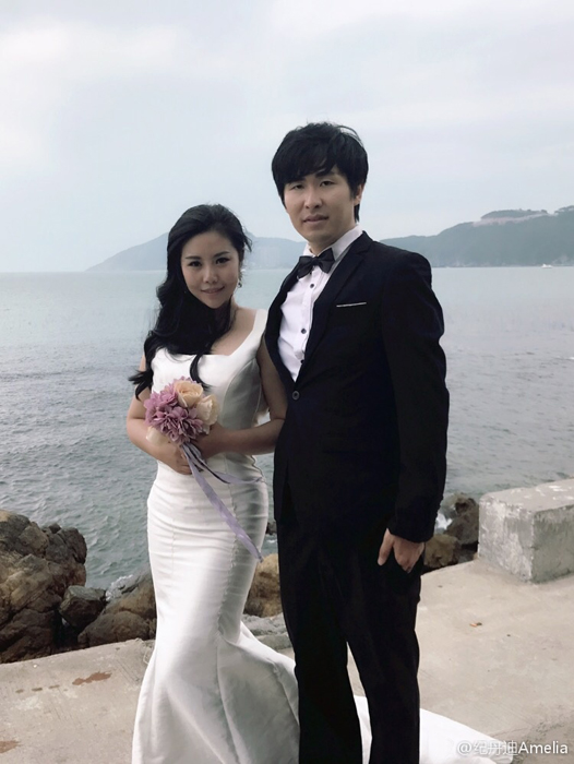纪敏佳与老公在海边.