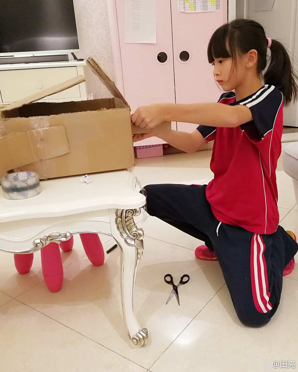 心灵手巧！田亮女儿森碟用废纸箱做机器人(图)