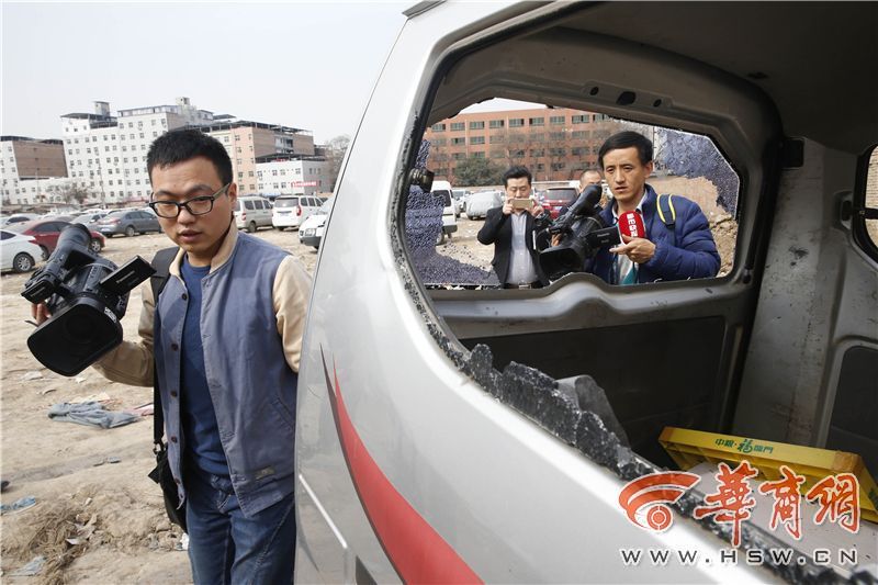 4男子醉酒后在派出所附近砸车