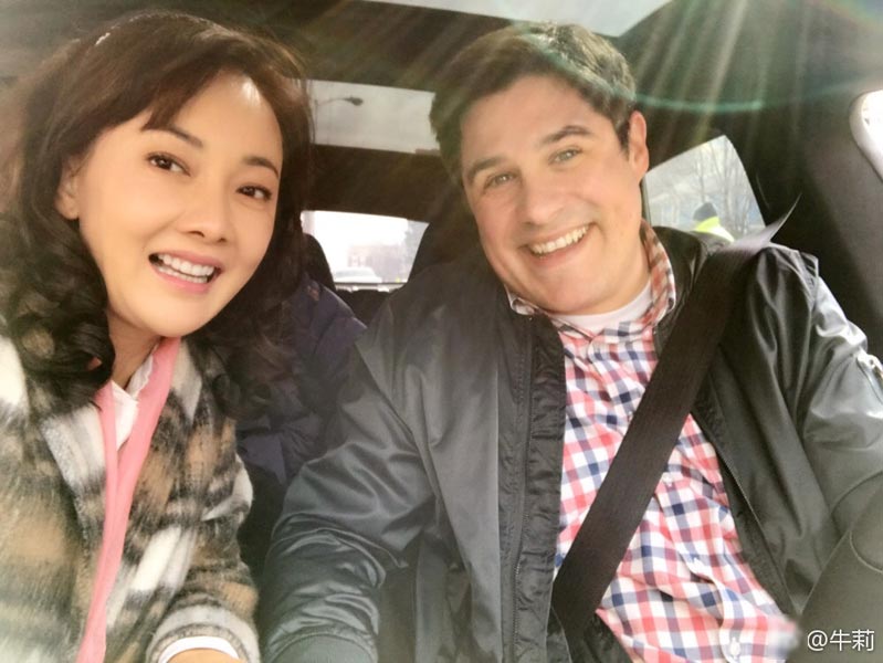 牛莉与演员合影.