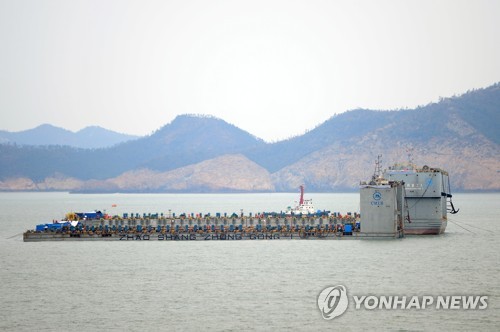 韩“世越号”沉船试捞：成功将船体抬离海底1米