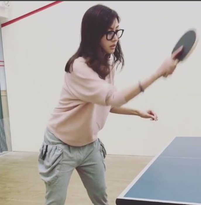 李嘉欣戴眼镜打乒乓球.