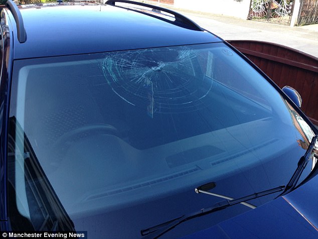 路怒男子抄起自行车 砸碎了女司机挡风玻璃