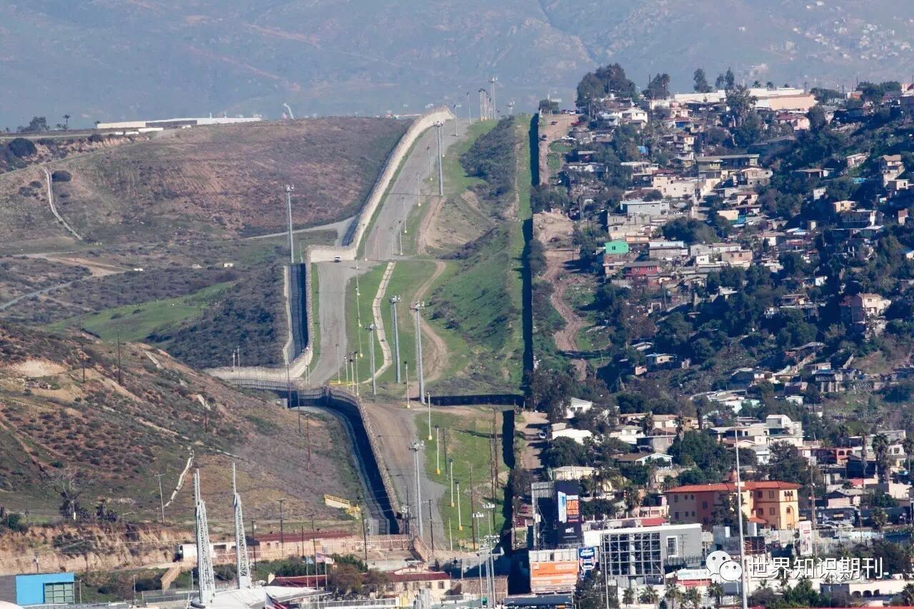 位于美国加利福尼亚圣地亚哥与墨西哥边境的隔离墙.