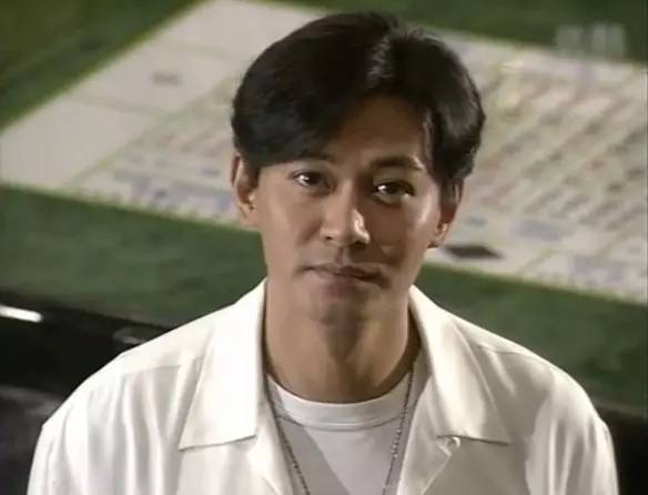 江华原来是家喻户晓的tvb当红小生,却退出演艺圈,53岁转行卖保险.