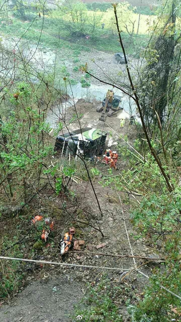 一载25人大巴在陕西翻入山沟 致4死3重伤