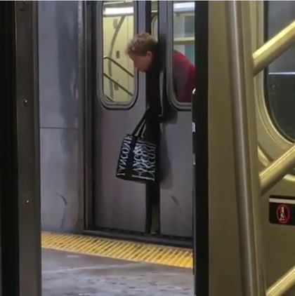 纽约女子被地铁门夹住头 数人经过无一人帮忙