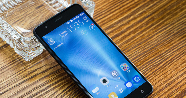 
华硕鹰眼3真机图赏：超大电池+光学变焦
