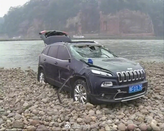 越野车开上河滩看乐山大佛 被陡涨的江水淹了(图)