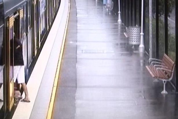 惊险！两岁小男孩掉进了列车与站台的空隙间