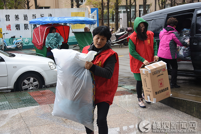 市民踊跃捐赠旧衣物 用爱心温暖贫困山区