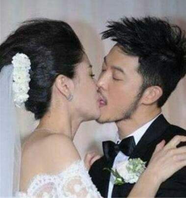 胡可沙溢婚礼照曝光 男方接吻的动作让网友笑翻