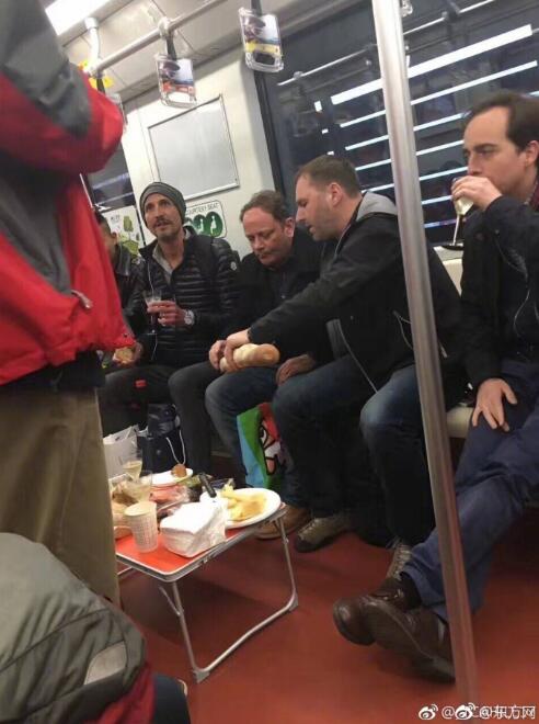 外国人上海地铁摆桌吃喝 地铁：尚无具体处罚规定