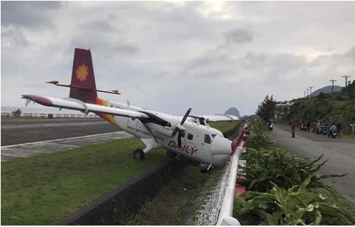台湾一载19人飞机降落时滑出跑道冲进水沟