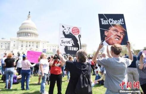 “报税日”美国多地爆发示威 要求特朗普公布税单