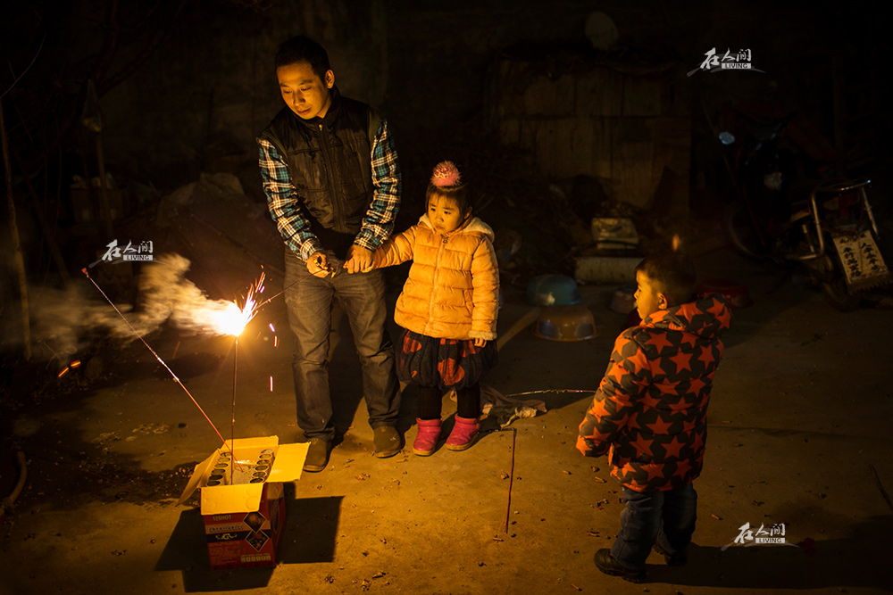 2017年1月28日,潘庄的除夕夜,王四带着女儿和小侄子玩焰火.