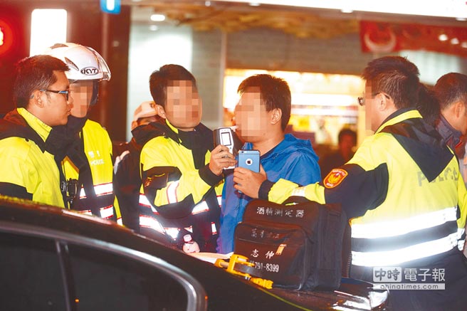 台湾出酒驾“连坐条款”：同车乘客可罚1.2万