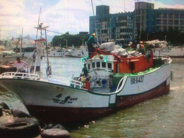 台湾一载21人渔船遇大风浪 两名乘客坠海身亡