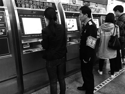北京西站回应“假志愿者”事件：售票机不会被篡改